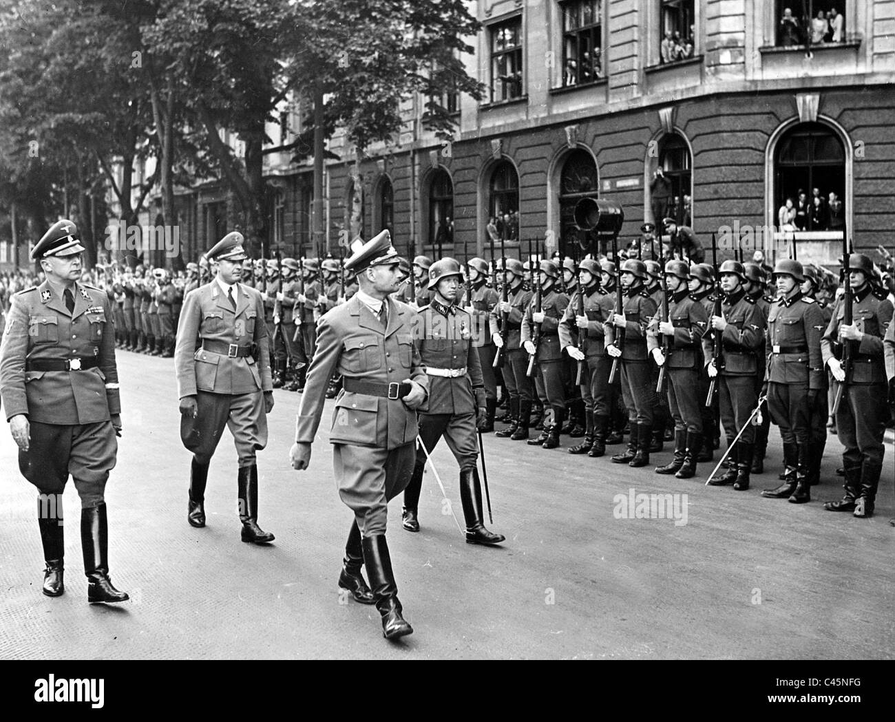 Rudolf Hess an das Tempo aus der Gesellschaft von Ehre der Waffen-SS in München, 1940 Stockfoto