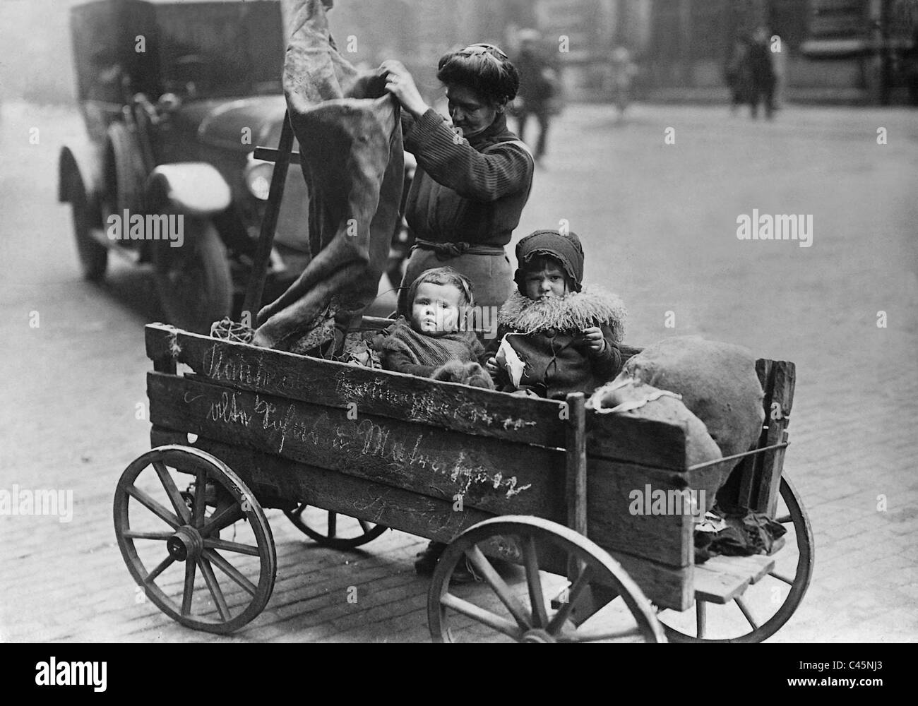 Weibliche Ragman in Berlin während der großen Depression, 1931 Stockfoto
