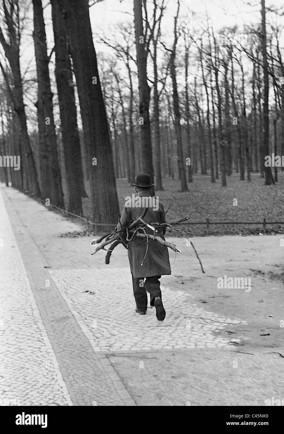 Mann mit Brennholz während der großen Depression 1930 Stockfoto