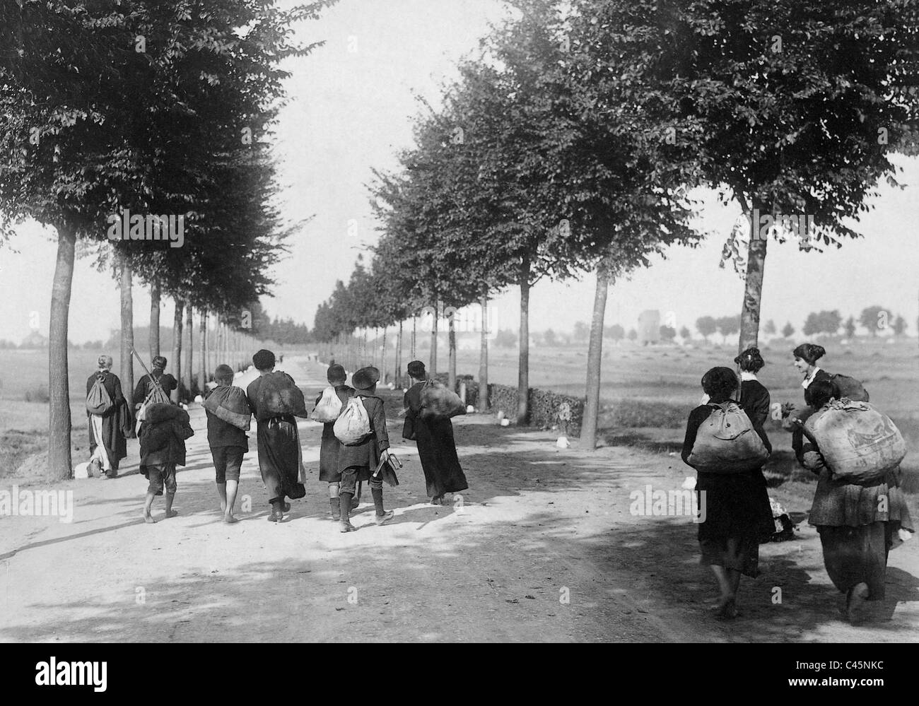 Menschen mit "Panik kaufen" auf einer Landstraße, 1923 Stockfoto