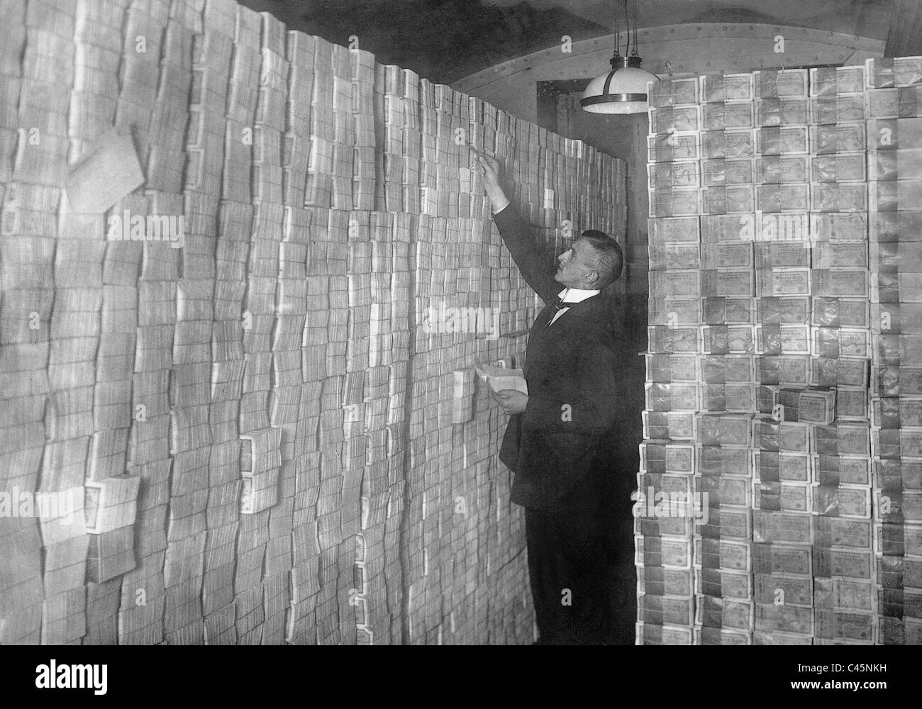 Stapel von Rentenmark im Keller der Reichsbank, 1923 Stockfoto