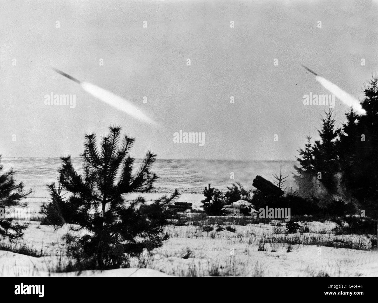 Deutsche Kanonen-Batterie an der Ostfront, 1945 Stockfoto