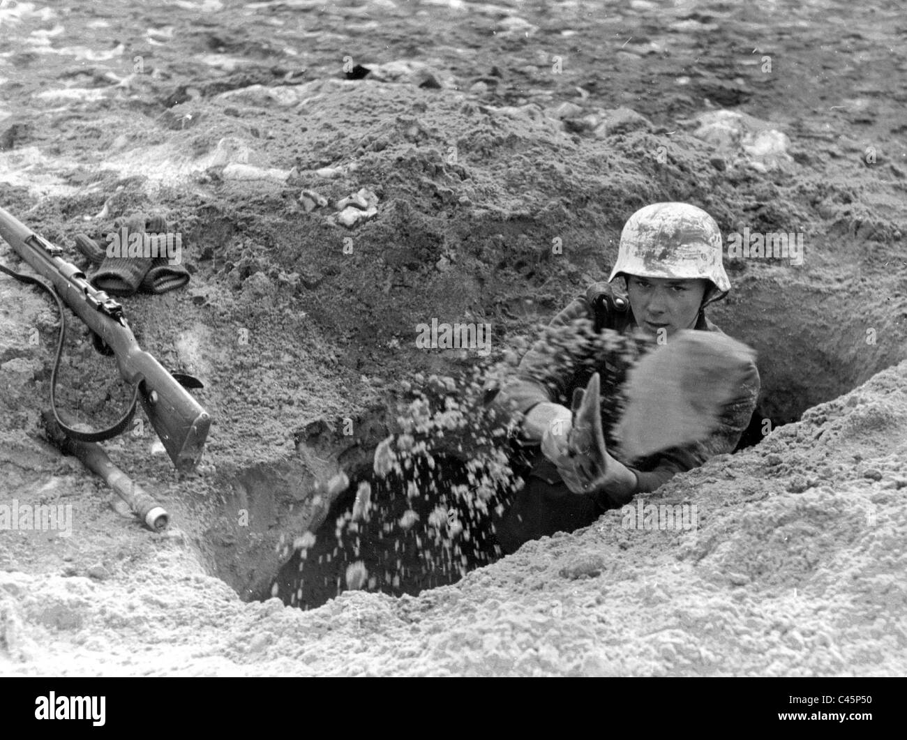 Junger Soldat während der Ausgrabung eines Tank-Lochs, 1945 Stockfoto