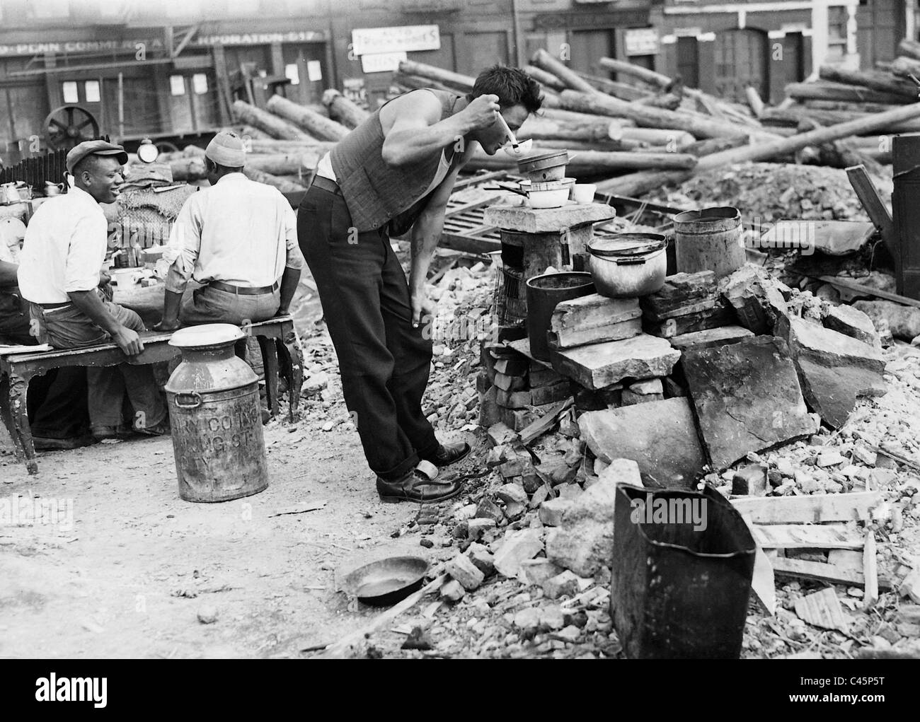 Job in einem Slum in New York während der Weltwirtschaftskrise 1931 zu kochen Stockfoto