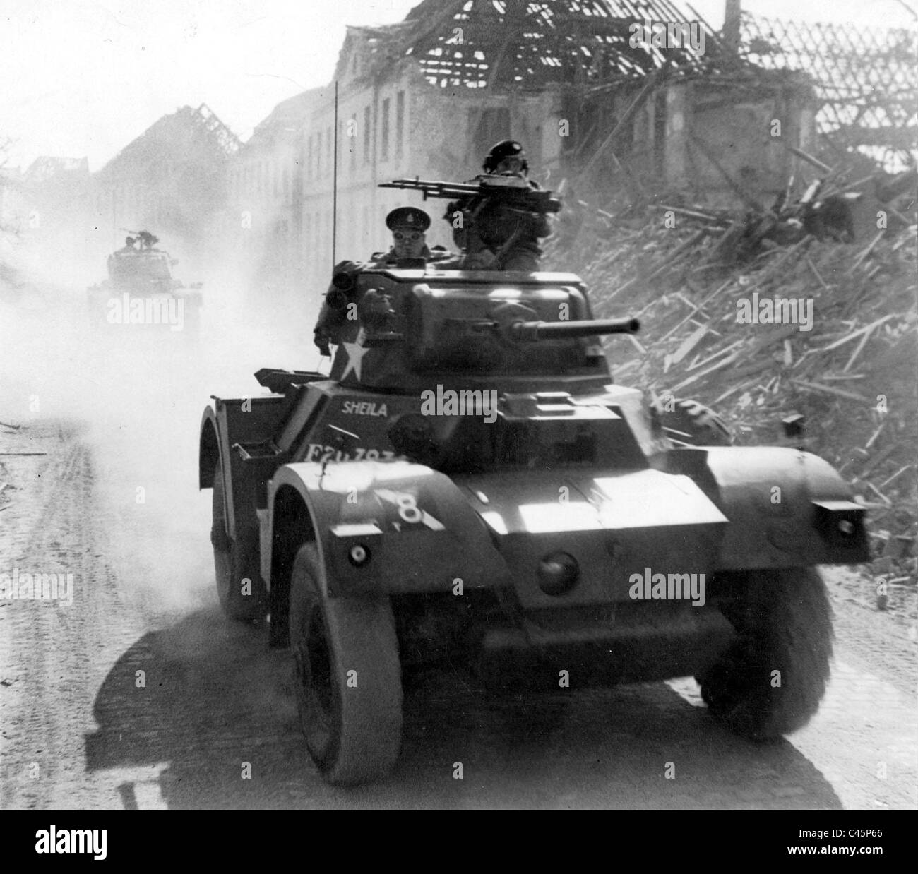 Winston Churchill beobachtet in einem Panzerwagen die Kriegsgeschehen 1944 Stockfoto