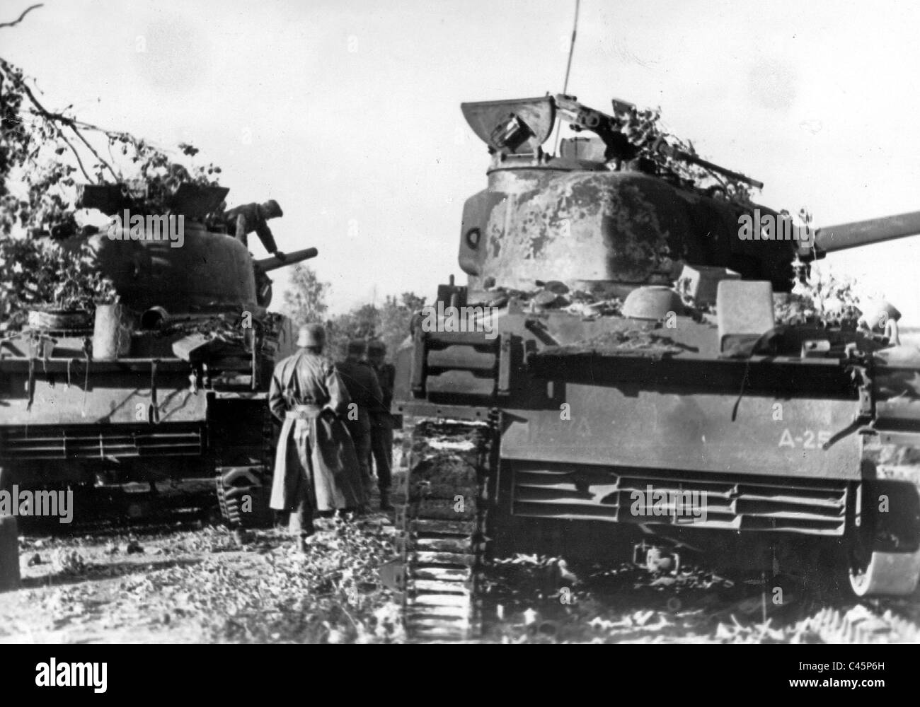 Deutsche Soldaten mit abgeschossen Sherman-Panzer, 1944 Stockfoto
