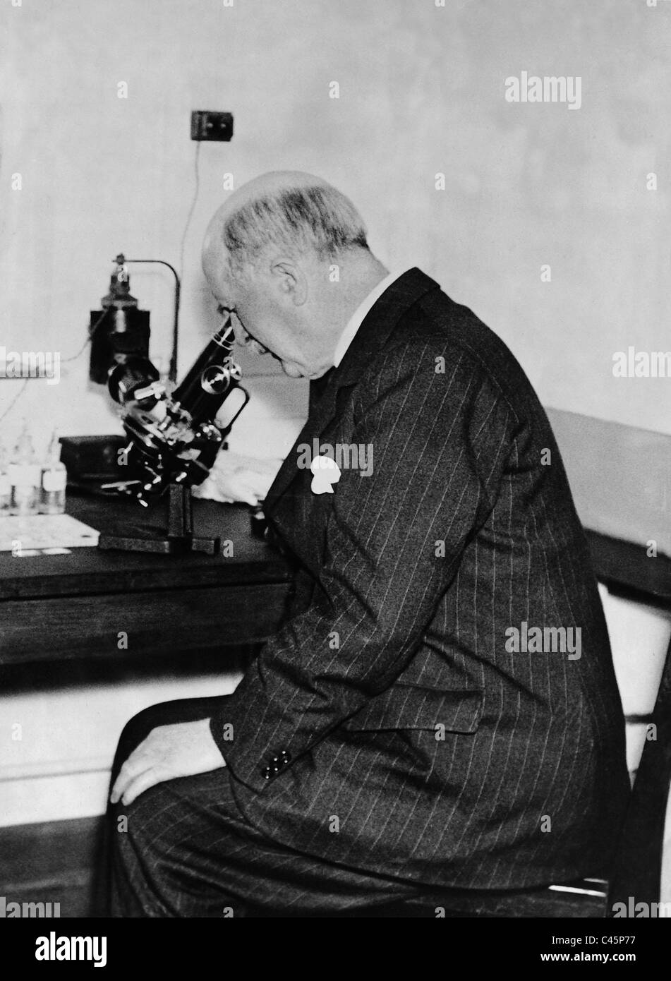 William Henry Bragg unter dem Mikroskop, 1936 Stockfoto