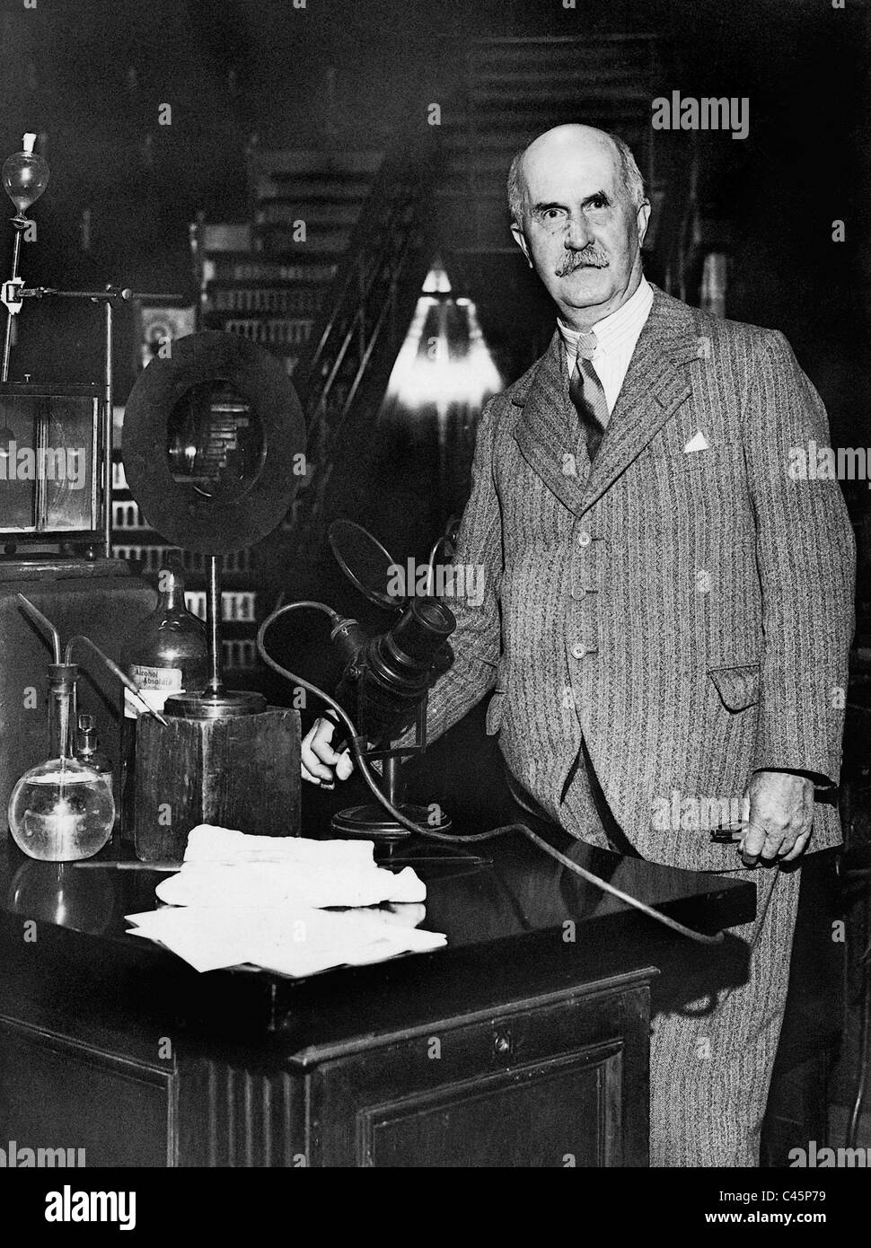 William Henry Bragg in einem Hörsaal, 1935 Stockfoto