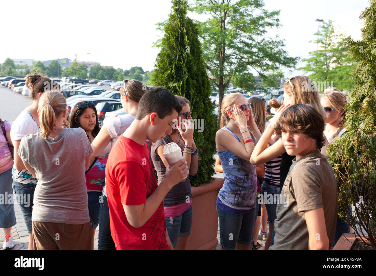 Amerikanische Jugendliche stehen außerhalb der King Of Prussia Mall, Pennsylvania, USA Stockfoto