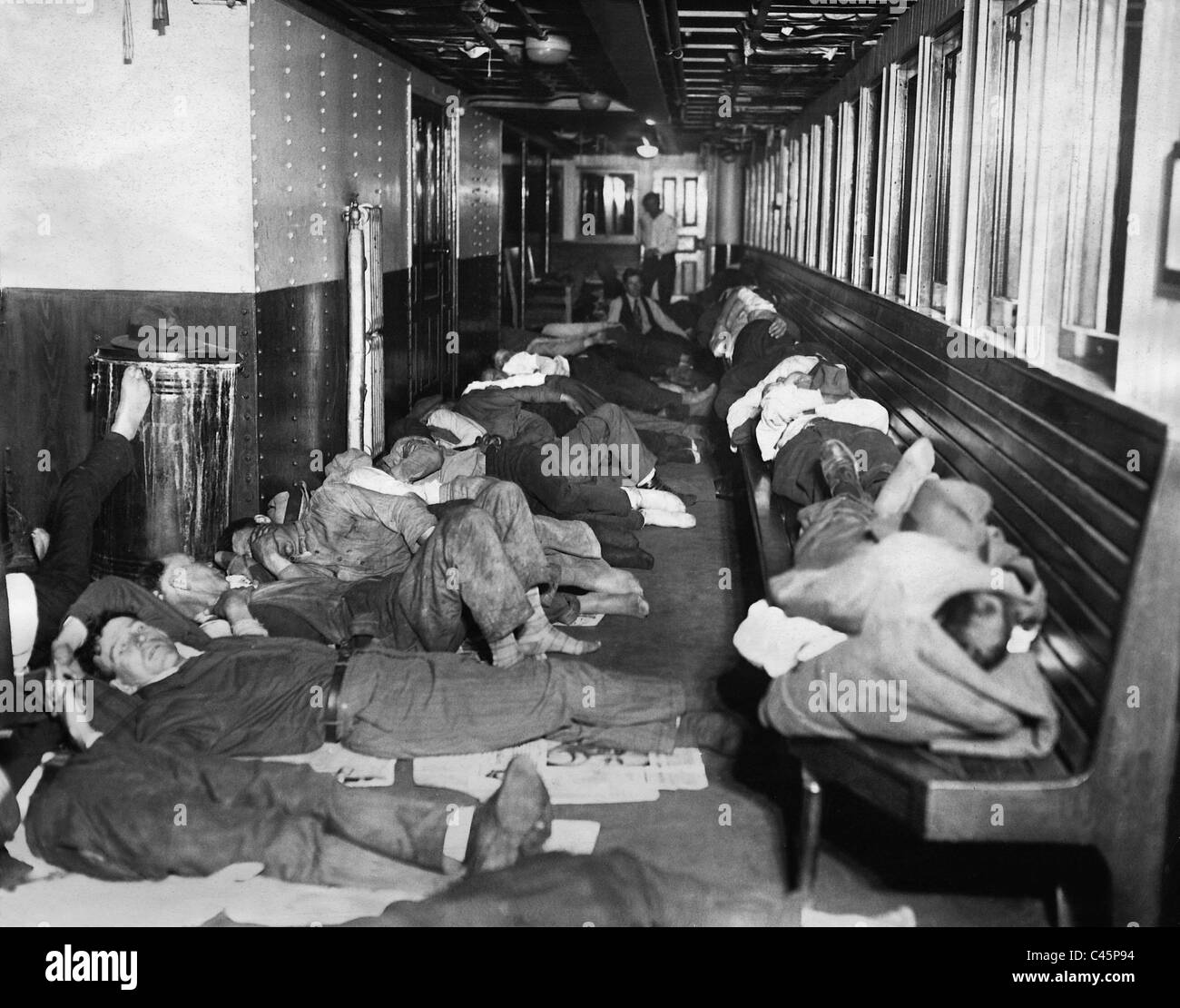 Obdachlose übernachten auf einem Dampfer während der großen Depression 1930 Stockfoto