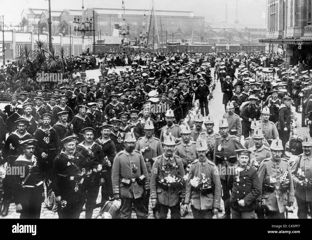 Matrosen und Marinesoldaten vor Aufbruch nach vorne, 1914 Stockfoto