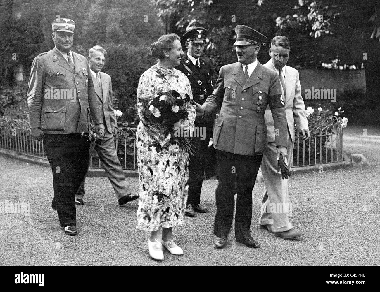 Adolf Hitler mit Winifred Wagner und Wolfgang mit Wieland Wagner, 1937 Stockfoto