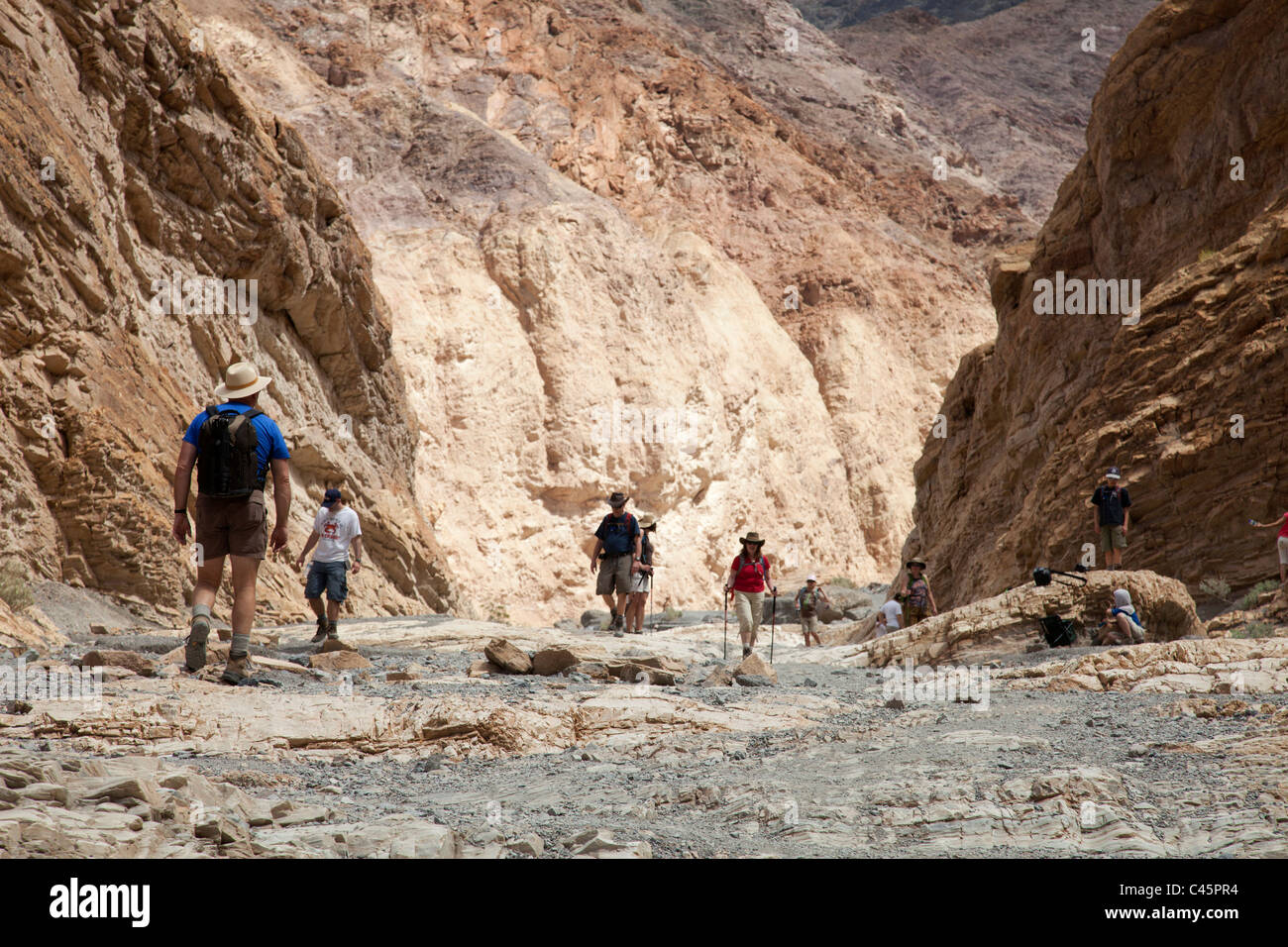 Wanderer im Mosaic Canyon, Death Valley Nationalpark, Kalifornien Stockfoto