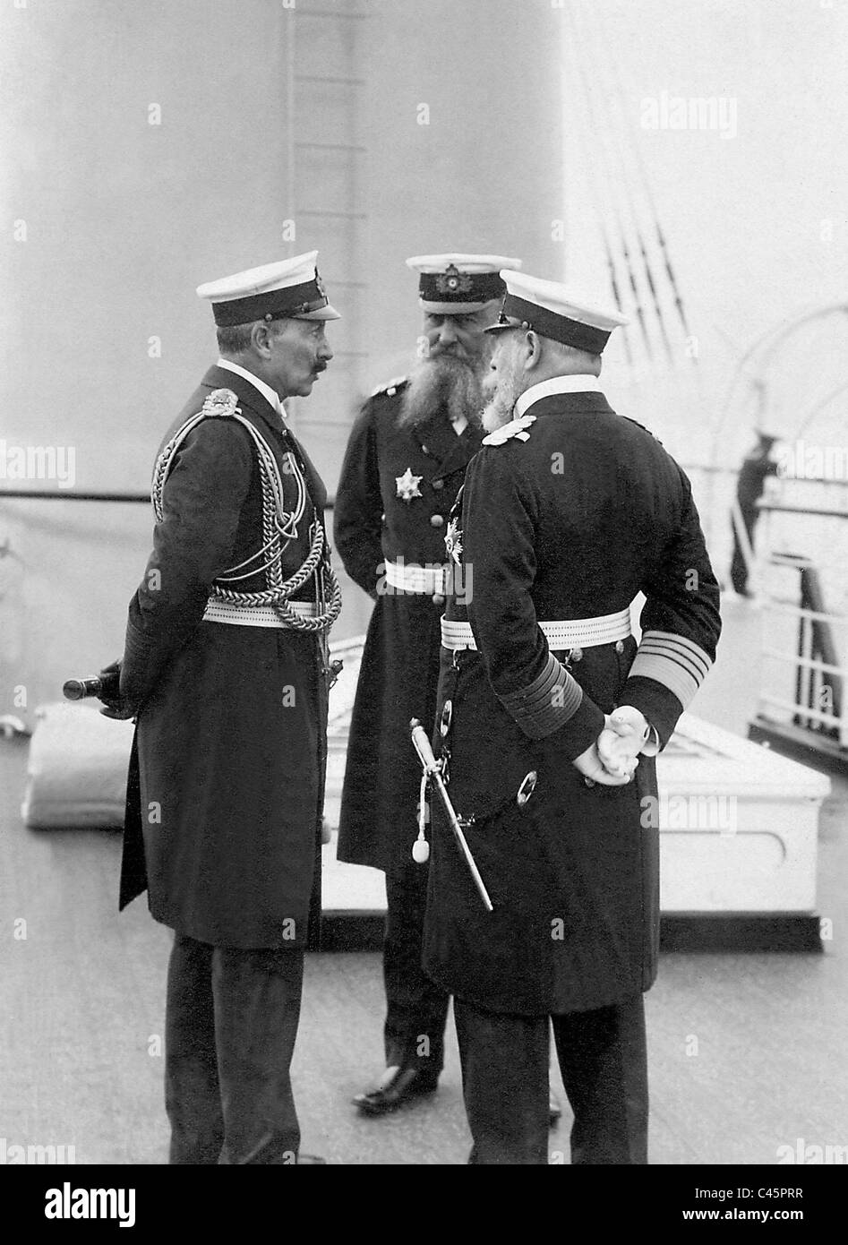 Wilhelm II, Alfred von Tirpitz und Henning von Holtzendorff bei der Kieler Woche, 1910 Stockfoto