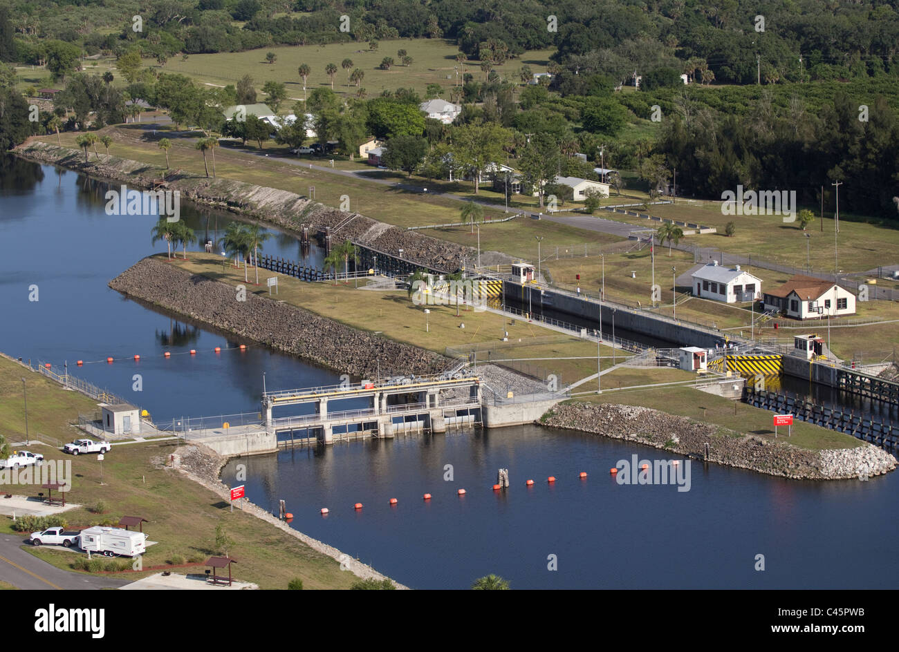 Wasser-Kontrollstruktur und Sperre auf den Caloosahatchee River in der Nähe von Moore Haven Florida Stockfoto