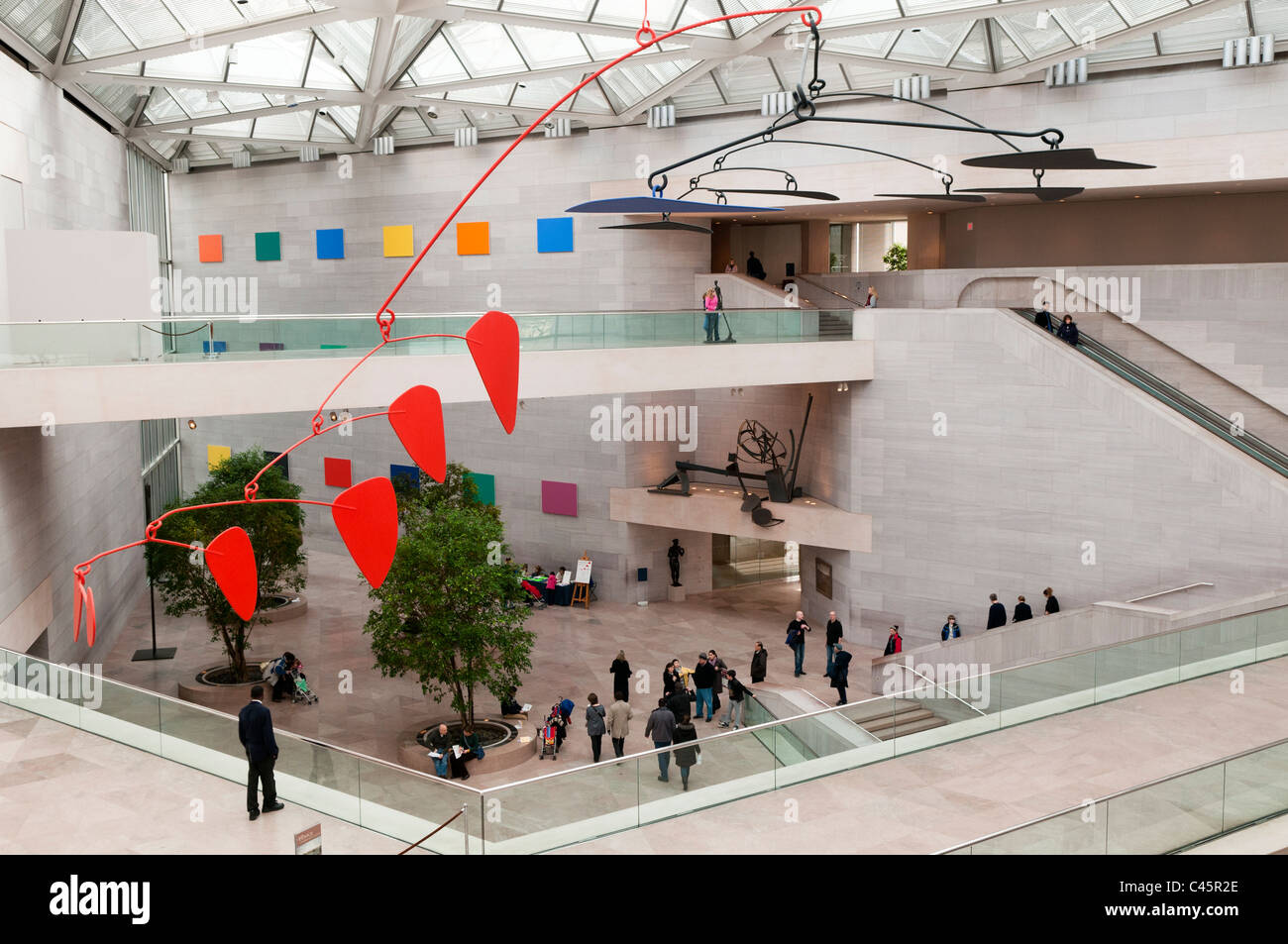 National Gallery of Art East Building Atrium Washington DC // WASHINGTON DC - das East Building der National Gallery of Art, entworfen vom Architekten I.M. Pei, zeigt modernistische Architektur mit kantigem Design und großem Glasatrium. Das Gebäude befindet sich in der National Mall in Washington DC und beherbergt die Sammlung zeitgenössischer Kunst des Museums und dient als Drehscheibe für Ausstellungen und Installationen moderner Kunst. Stockfoto