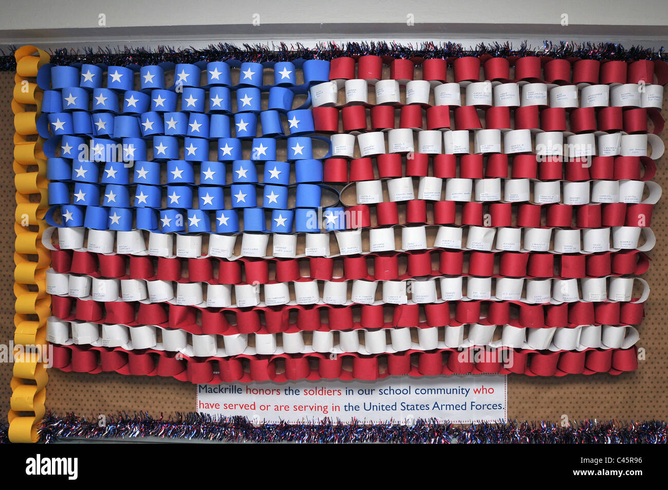 Studenten in Mackrille Elementary School in CT USA machten eine Fahne mit Namen der CT Soldaten im Irak und in Afghanistan zu Ehren Stockfoto