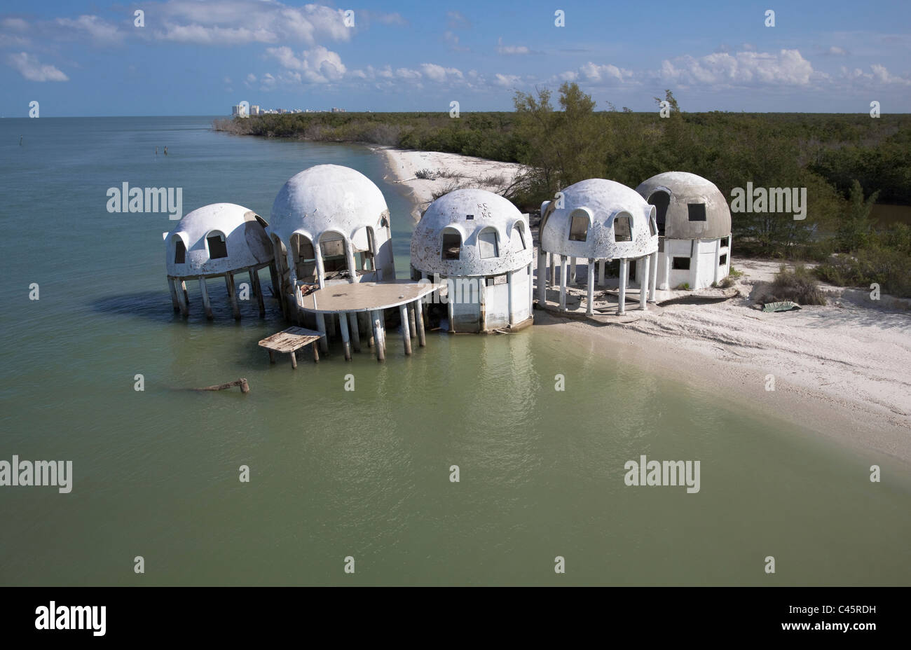 Beschädigte Haus bei Cape Romano wird zusammen mit dem Strand vom Golf von Mexiko zurückgefordert Stockfoto