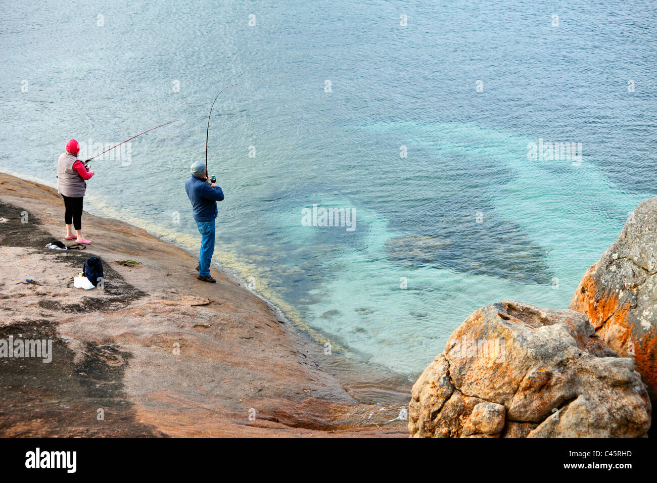Ein paar Fischerei vor Felsen am Lucky Bay. Cape Le Grand Nationalpark, Esperance, Western Australia, Australien Stockfoto