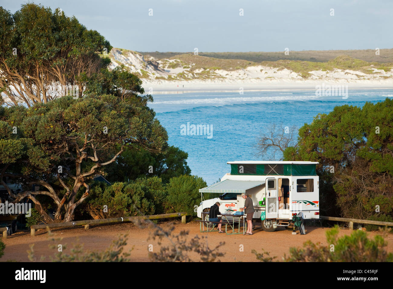 Wohnmobil camping am Lucky Bay, Cape Le Grand Nationalpark, Esperance, Western Australia, Australien Stockfoto