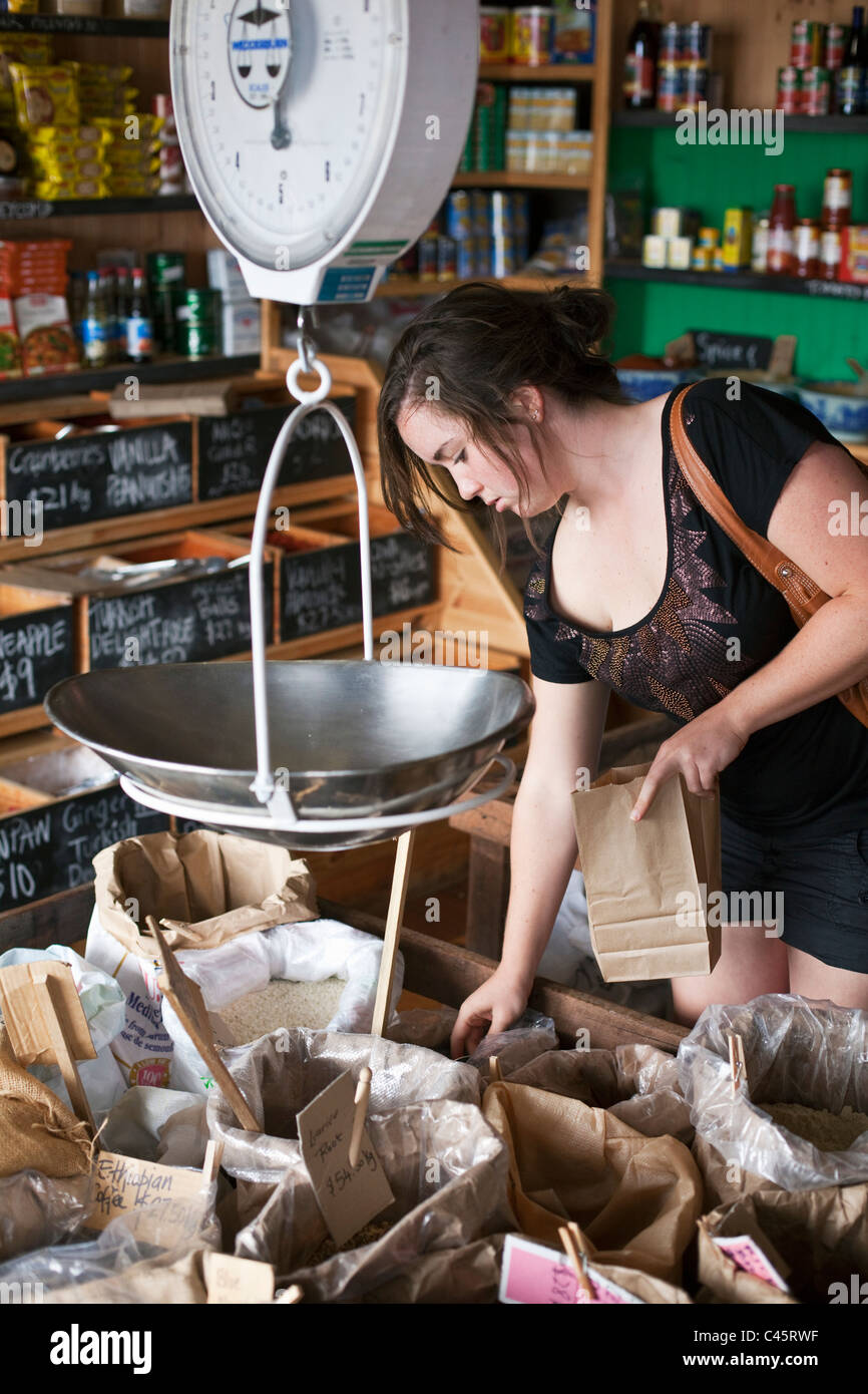 Frau shopping bei Solomon Händler - eine altmodische Lebensmittelhändler in Albany, Western Australia, Australien Stockfoto