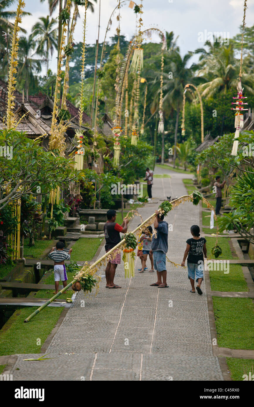 PENJORS Vertretung Heiligen GUNUNG AGUN Berg im traditionellen Dorf von PENGLIPURAN Teil der GALUNGAN FESTIVAL - BALI Stockfoto