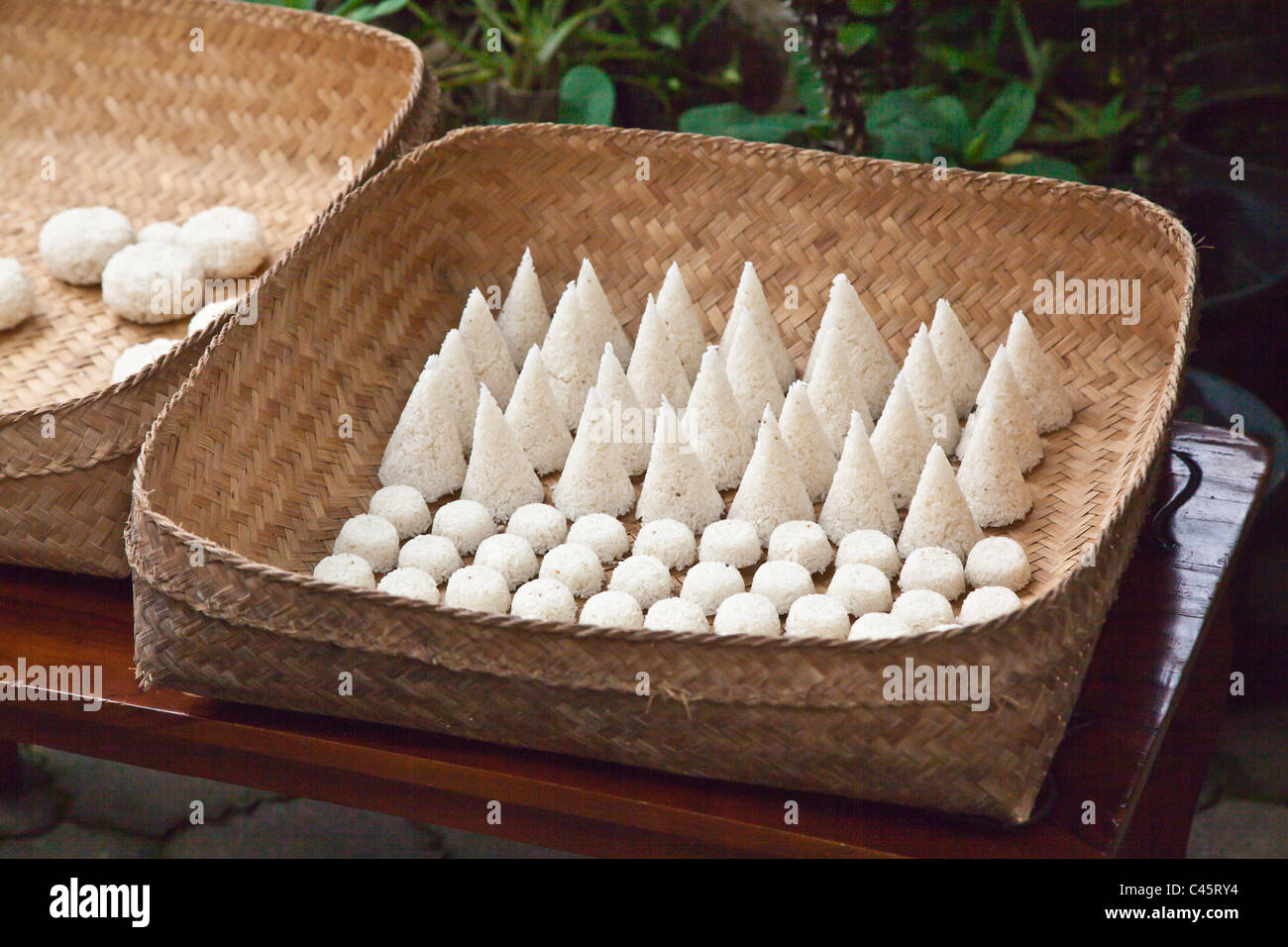 Reis bildet in Angebote in der traditionellen hinduistischen Dorf PENGLIPURAN - BALI, Indonesien Stockfoto