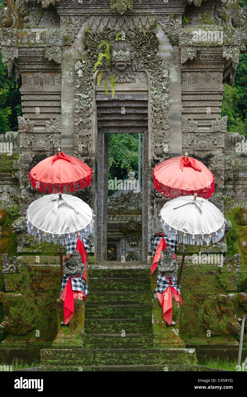 Schirme zieren den Eingang zum traditionellen Dorf von PENGLIPURAN - BALI, Indonesien Stockfoto