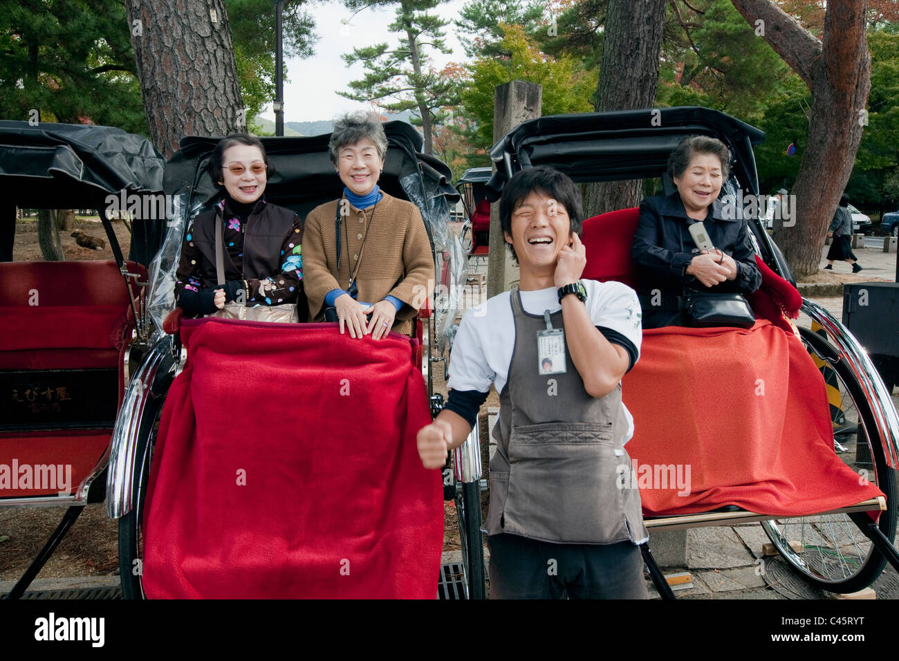 Außerhalb Todai-Ji-Tempel in Nara, Japan, Ricksha Betreiber und Kunden Lächeln Sie für die Kamera. Stockfoto