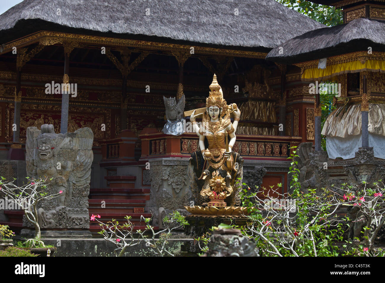 Skulptur der Hindu-Gottheit in PURA TAMAN SARASWATI - UBUD, BALI, Indonesien Stockfoto