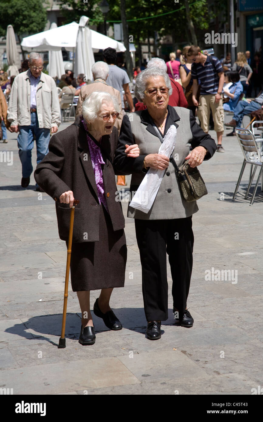 Gebrechlich, ältere Frau mit Gehstock gehen in Barcelona Stockfoto