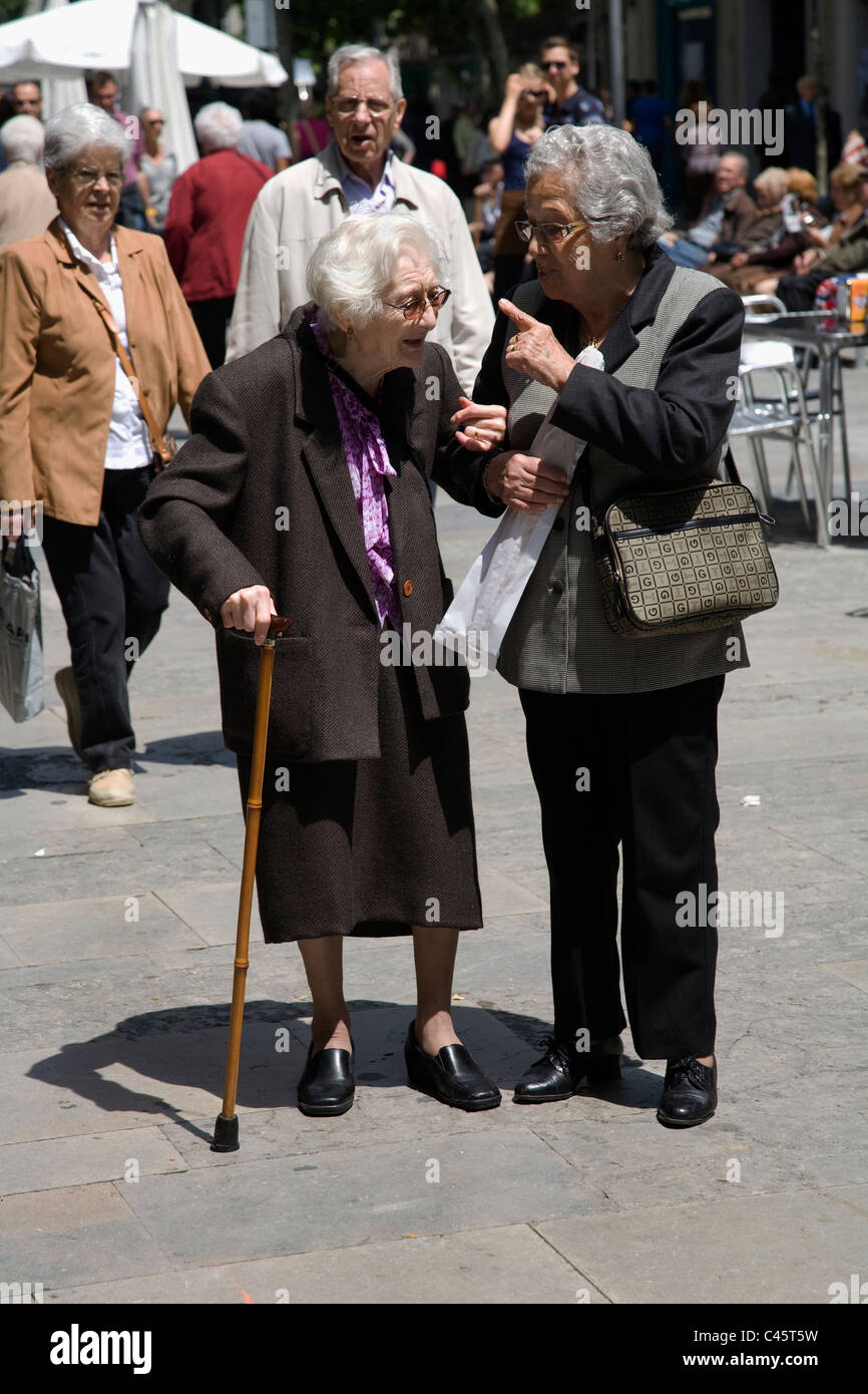 Gebrechliche, alte Frau mit Gehstock Stockfoto
