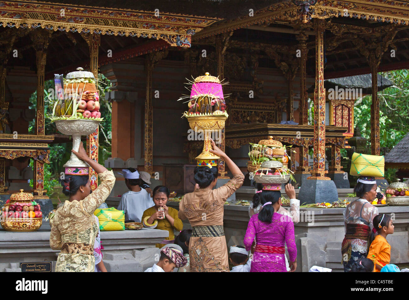 Frauen bringen Opfergaben zu PURA TIRTA EMPUL TEMPELKOMPLEX während der GALUNGAN FESTIVAL - TAMPAKSIRING, BALI, Indonesien Stockfoto