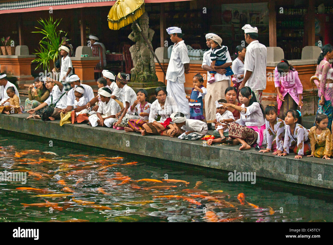 Balinesische feed KOI PURA TIRTA EMPUL TEMPELKOMPLEX während der GALUNGAN FESTIVAL - TAMPAKSIRING, BALI, Indonesien Stockfoto