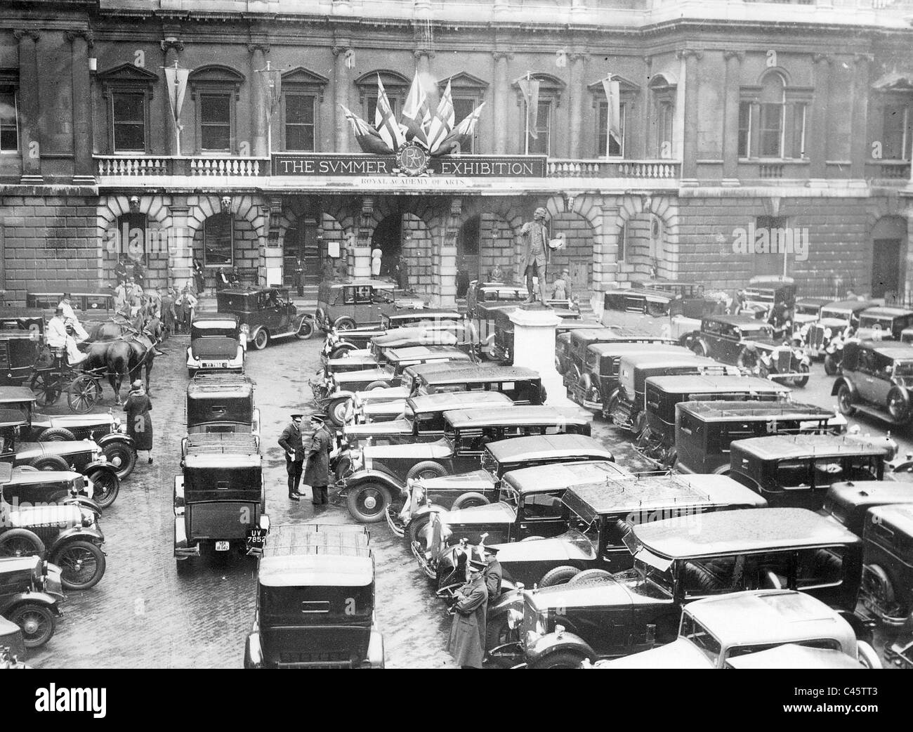 Parkplatz an der Royal Academy of Arts in London, 1934 Stockfoto