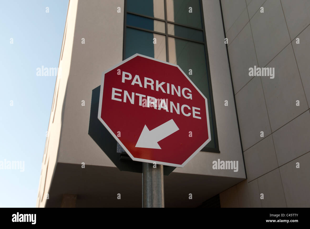 Parkplatz Eingangsschild zum Personal-Parkplatz Stockfoto