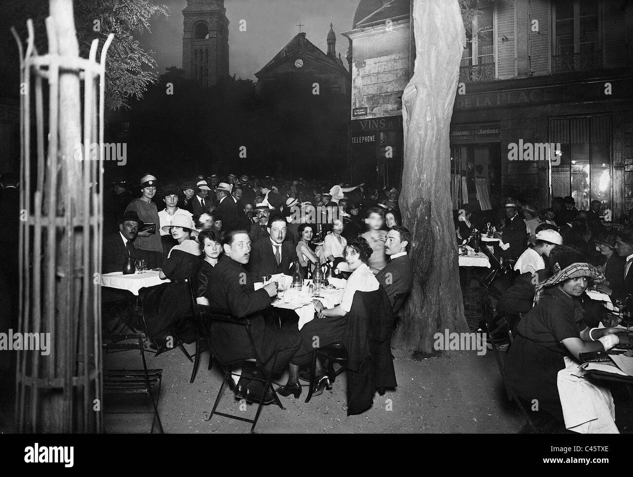 Straßencafé in Montmartre bei Nacht, 1927 Stockfoto