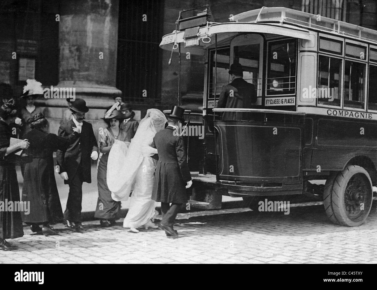 Brautpaar steigen in einem Omnibus, 1912 Stockfoto
