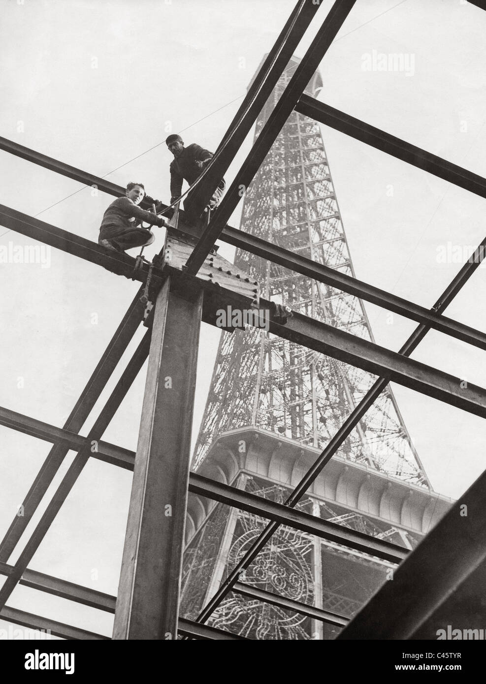 Die Bauarbeiten am Eiffelturm für die Weltausstellung 1937 Stockfoto