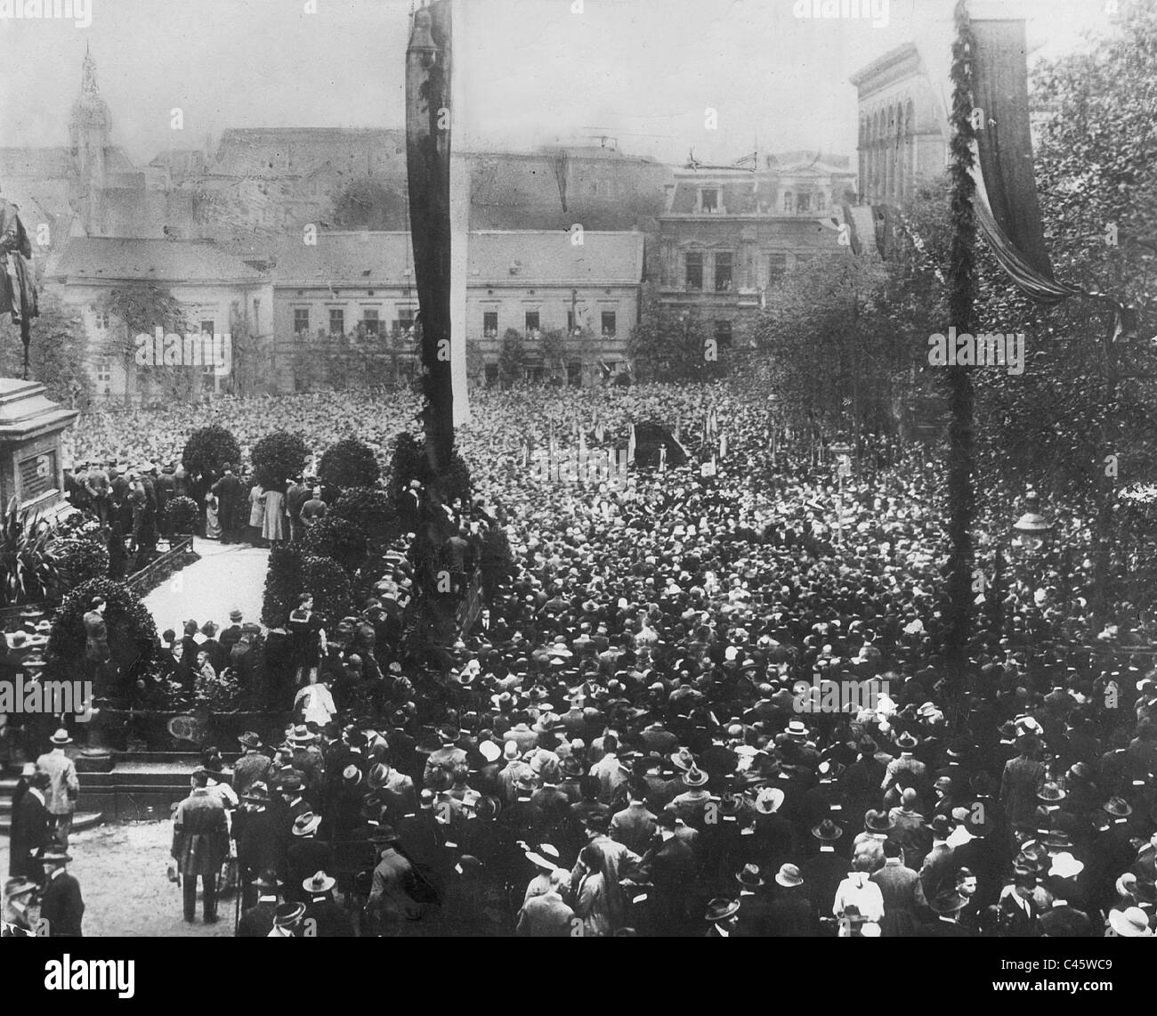 Menschen warten auf die Delegierten der Konferenz von Locarno, 1925 Stockfoto