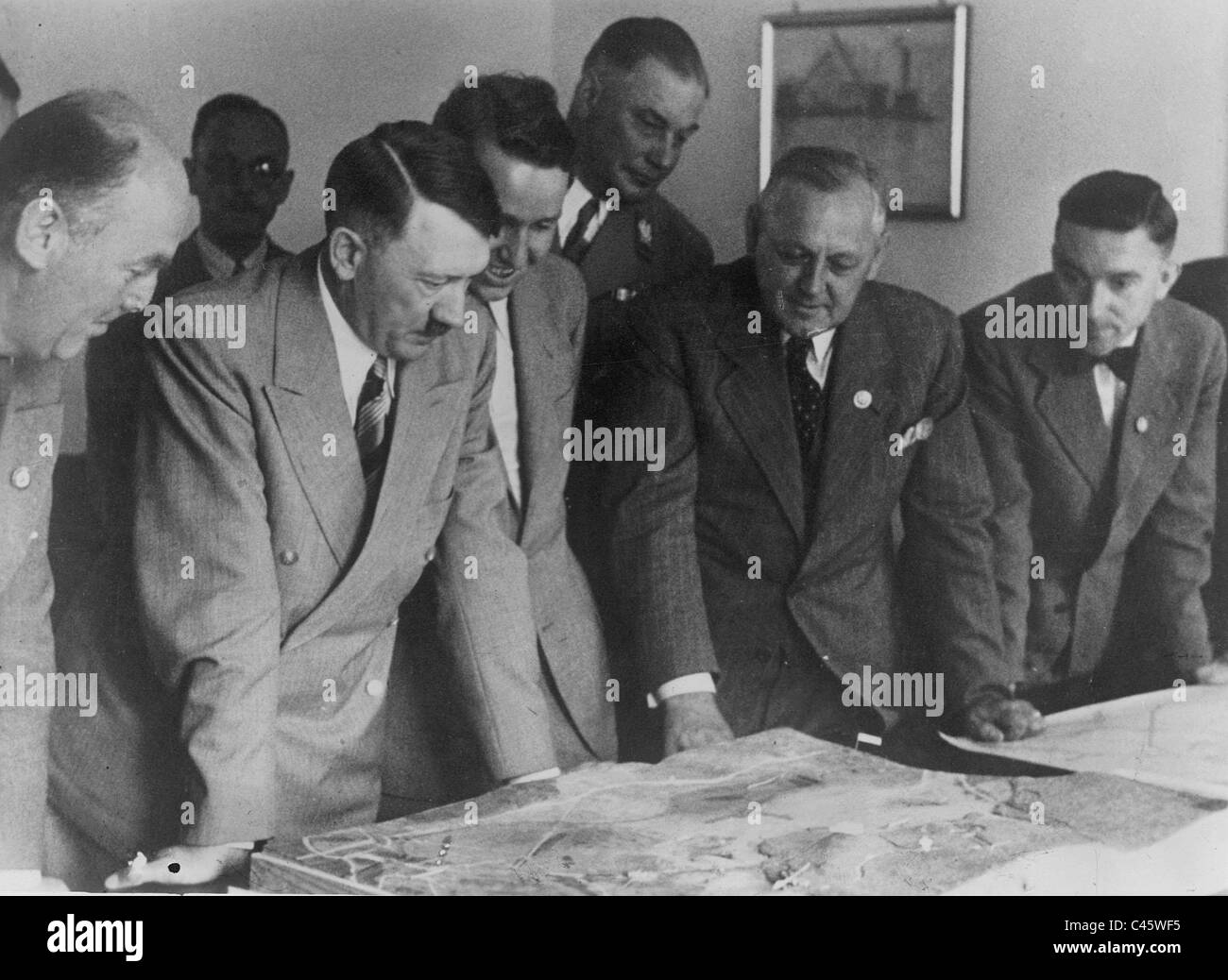 Adolf Hitler besucht Modelle und Pläne für die Neugestaltung von Bayreuth, 1939 Stockfoto