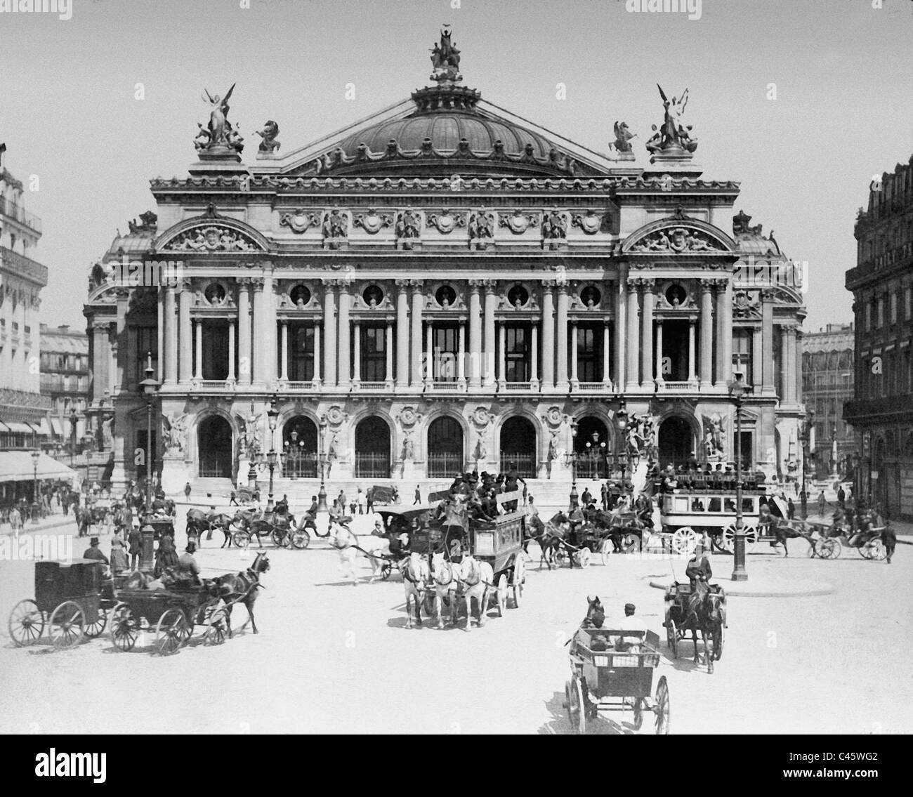 Verkehr auf der Place de l ' Opera vor der Oper Garnier, 1899 Stockfoto
