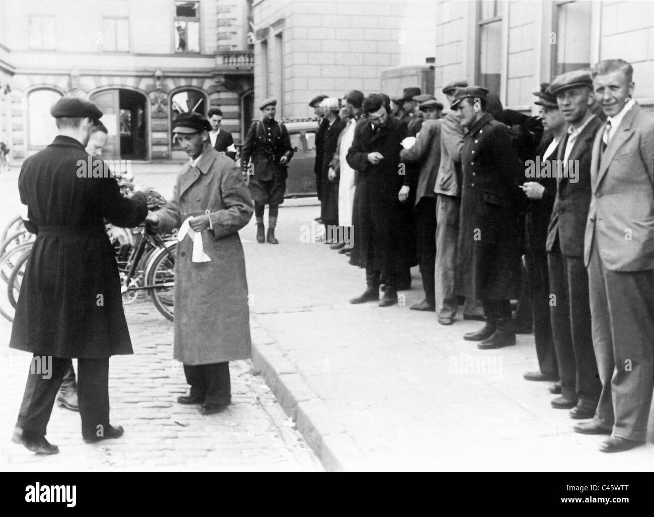 Gründung der lettischen Selbstverteidigung in Libau, 1941