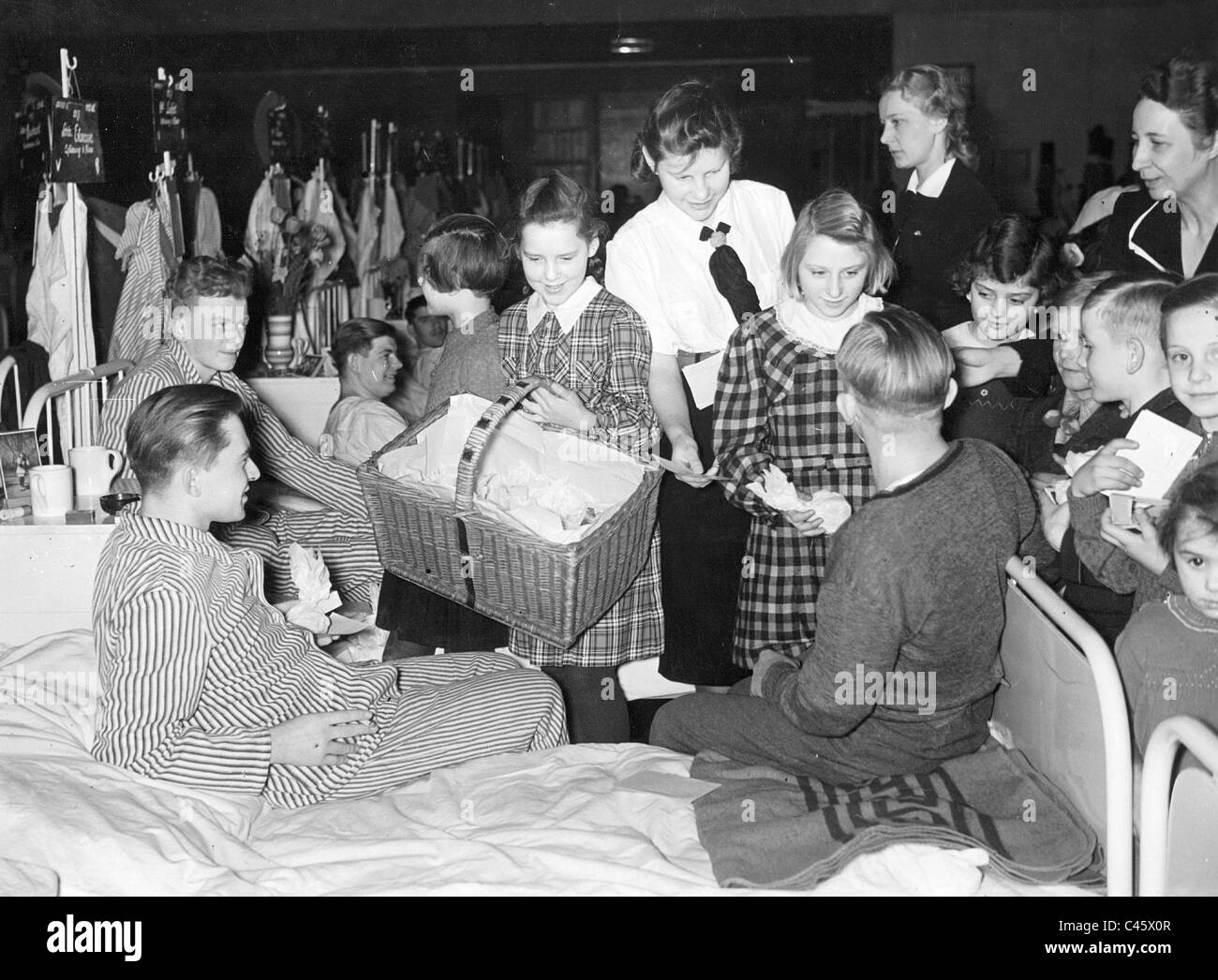 NS-Frauenschaftsführerin (NS-Liga) in den Krieg-Kundendienst, 1942 Stockfoto