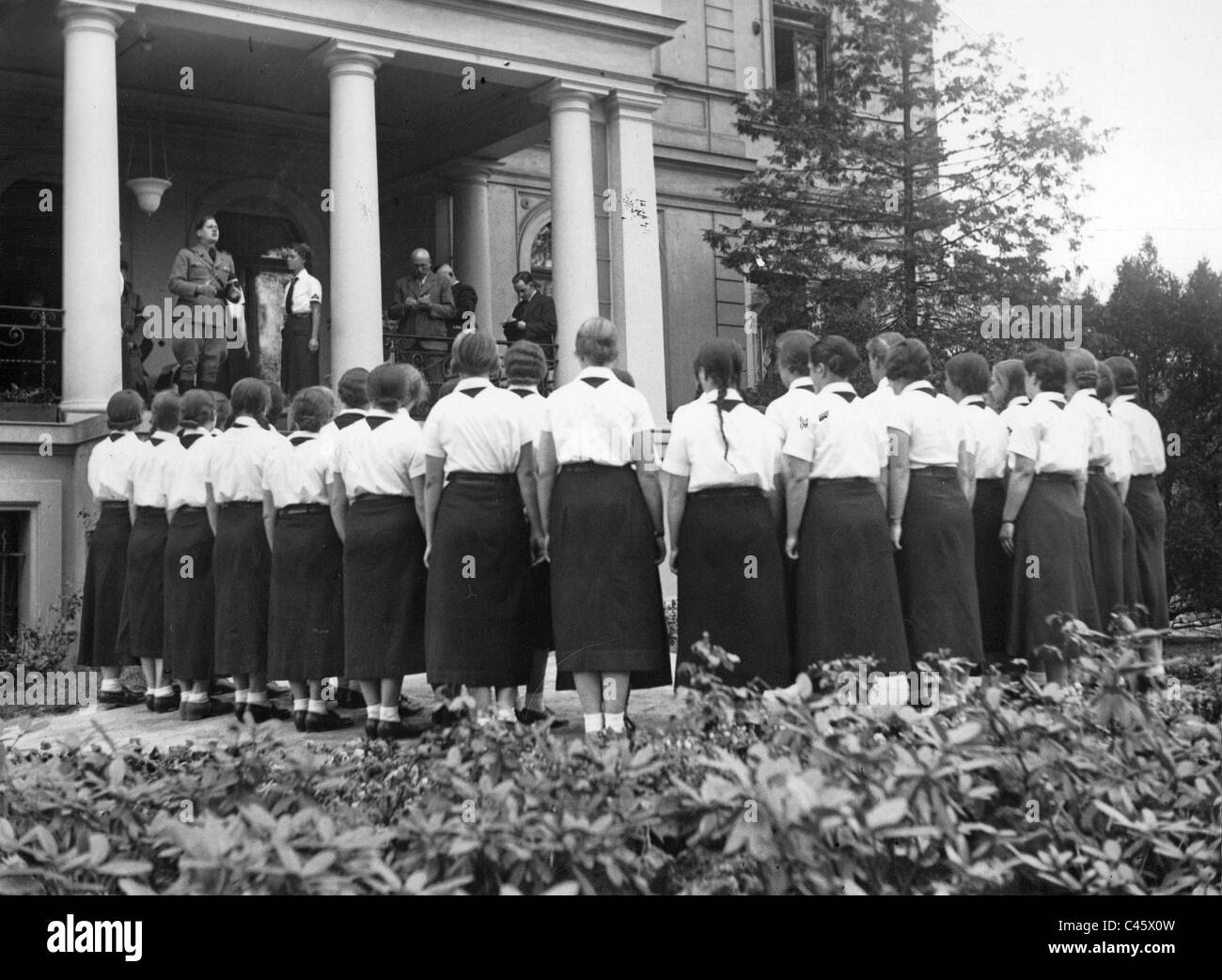 Baldur von Schirach anlässlich der Einweihung der Schule ein Führer des BDM, 1934 Stockfoto