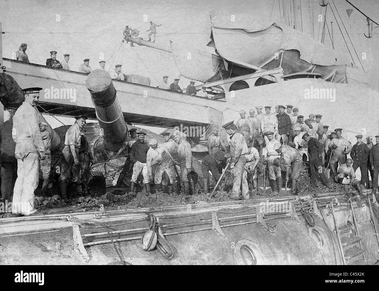 Kohle-Übernahme auf einem deutschen Kriegsschiff, 1902 Stockfoto