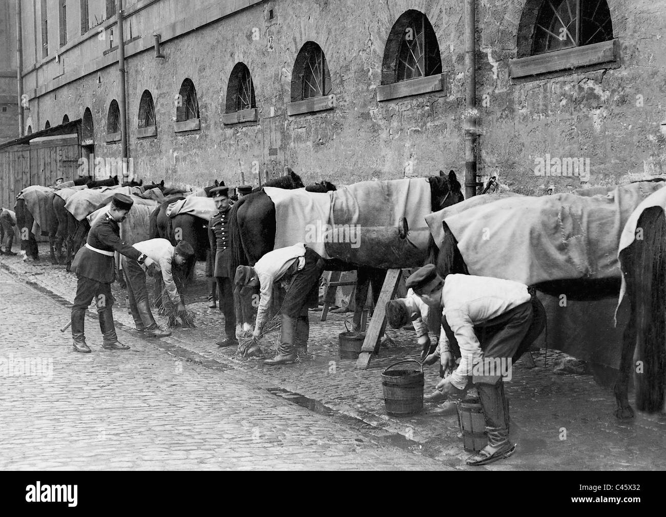 Kavallerie-Soldaten halten ihre Pferde, 1902 Stockfoto