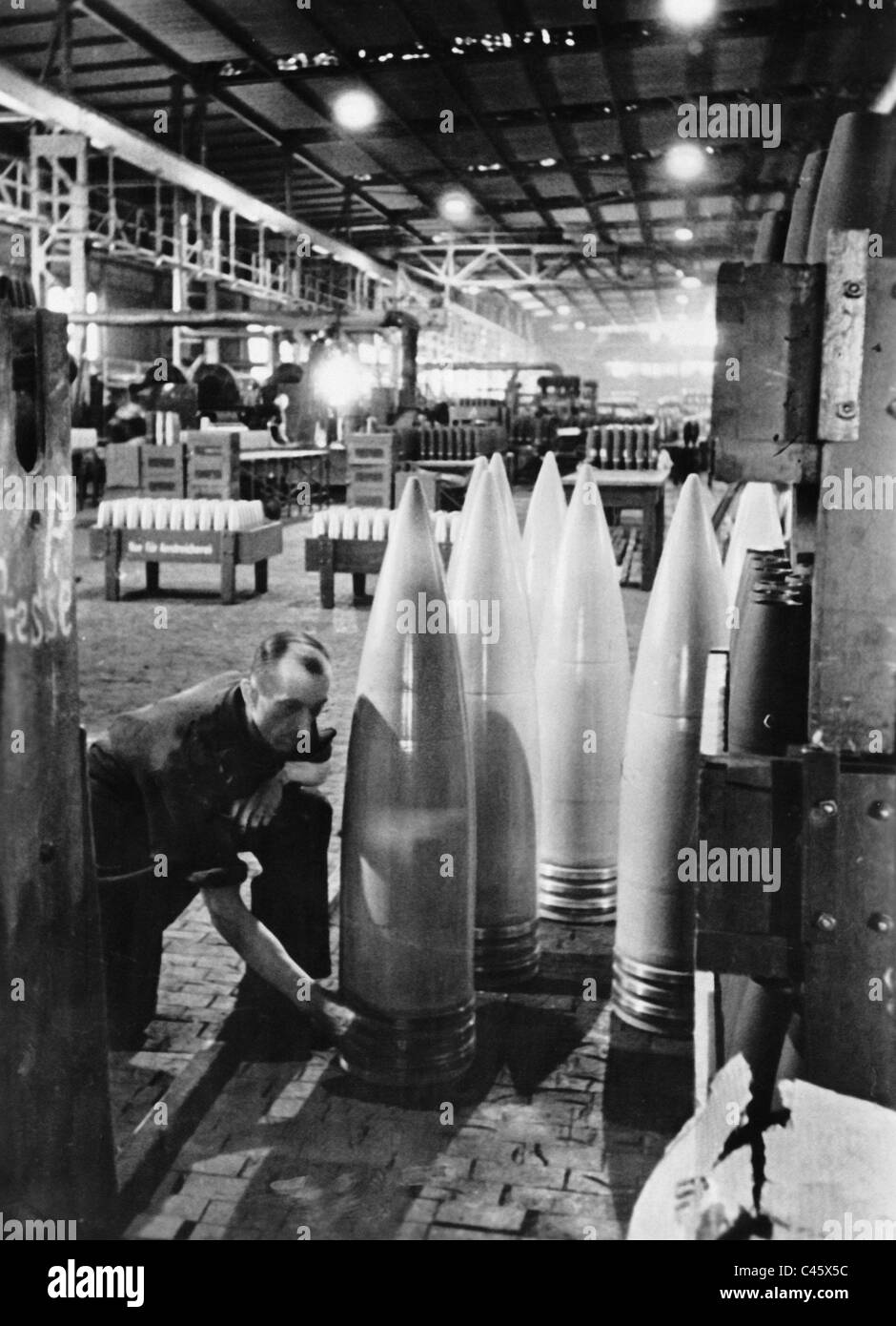 Produktion von Granaten in einer Munitionsfabrik, 1942 Stockfoto
