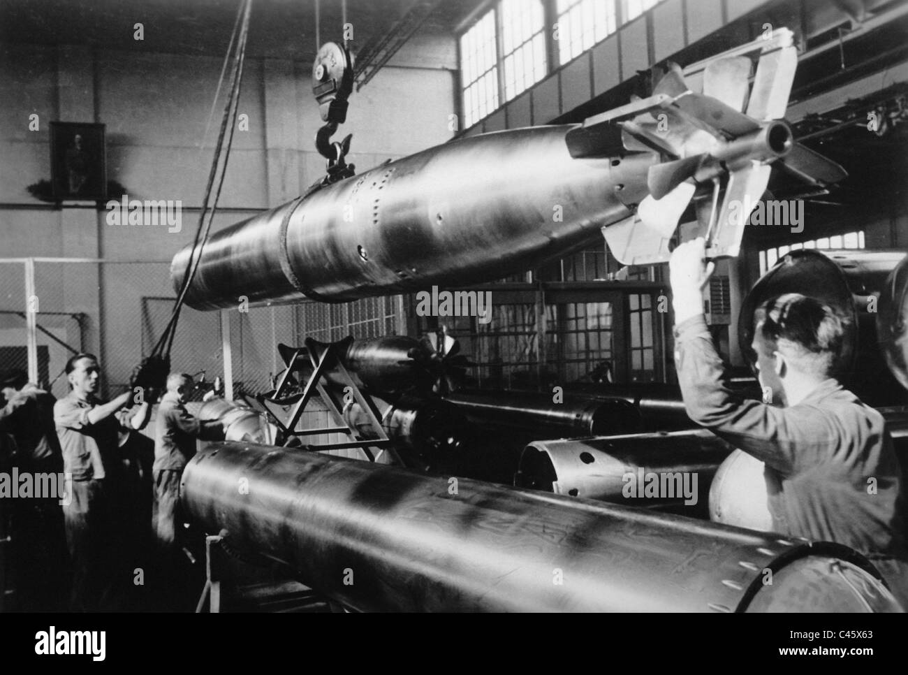 Torpedo-Produktion in Kiel, 1941 Stockfoto