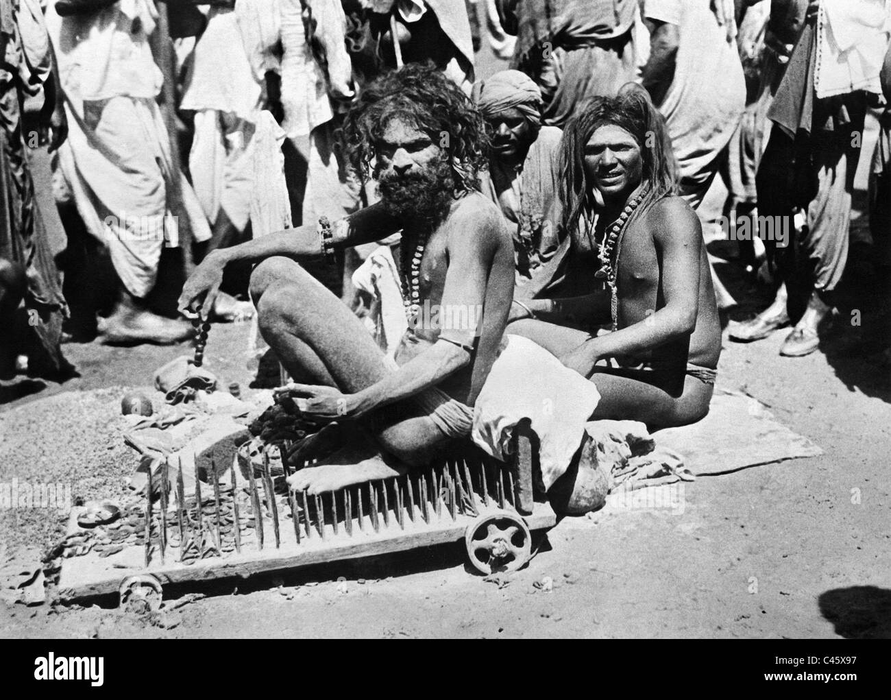 Fakir auf einem Brett mit Nägeln gefüllt Stockfoto